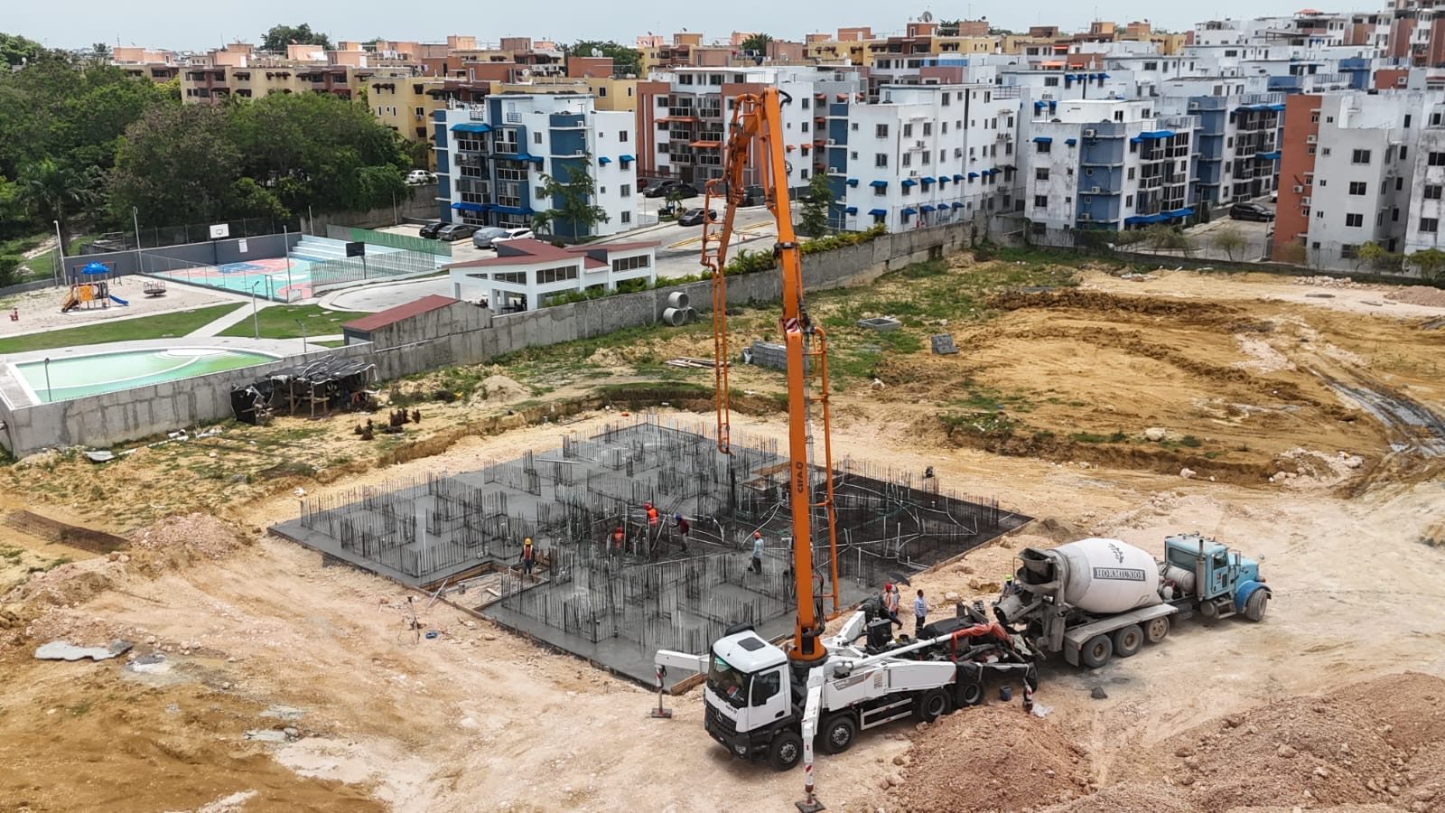 Bomba de concreto y camión mezclador vaciando la platea de la torre 6 sobre la parrilla de acero.
