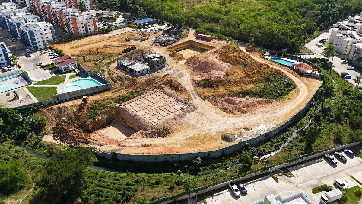 Vista aérea del terreno de Riverside: la torre 6 ya en estructura, la platea de la torre 4 replanteada y el área de la torre 5 en movimiento de tierra.